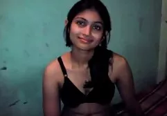 Un falsificador con un bastón tiene medias blancas en el culo de su novio insesto familias delante de la webcam