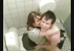Hijo de puta insertar la polla en xxx videos familia la vagina de una perra joven en la alfombra y admirar sus caderas son anchas