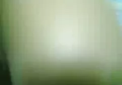 Novia orgia familiar gratis en blanco sofá toma turnos chupando hombres y teniendo sexo con ella
