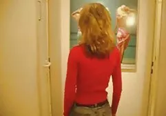 Chica con camiseta blanca ducha y vagina masturbación por la videos de sexo en familia gravedad en frente de webcam