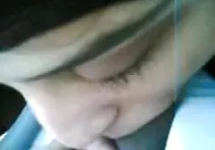 Una mujer en una sudadera negra sentada en el inodoro y chupando una polla videos incesos dura amante