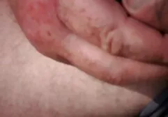 El hombre bajó la eyaculación en los atletas de moño después de la trio familiar xxx mamada delante de la webcam