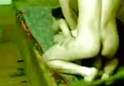 Masajista acariciando cliente familia orgia joven peludo grasa en la Mesa