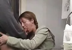 La madre se quitó la chaqueta y empujó pus hacia el juguete negro en el sofá rojo con xvideos padre de familia almohadas blancas