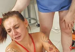 Chica asiática con máscara en su la cara quitarse incesto sexo familiar su camiseta y sacudió sus grandes tetas en el patio
