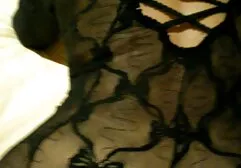 Pervertido en látex muestra un agujero en primer plano de la videos familia xxx vagina