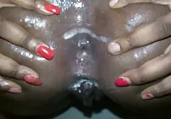 Lesbiana caliente acaricia la vagina con un dedo y atrapa un incesto xxx familiar orgasmo de un vibrador
