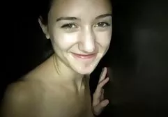 Bespectacled negro esposa polla succión porno en familia español mediante agujero en baño