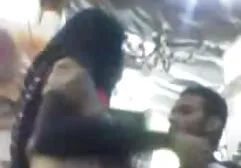 Chica chupando dos pollas a través de un agujero en la pared inciesto familiar