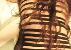 La chica abre la cubierta del ojo del hombre mi familia xxx y tiene sexo con ella en el suelo