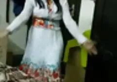 Chica en falda sentada en la polla Estúpido en el sofá sexo con el amigo del hijo