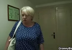 El hombre tiene una mujer negra culo negro posando un videos de incestos familiar puente