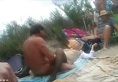 Después de lavar el plato, la niña terminó sexo videos familia con un postre en las aves de corral