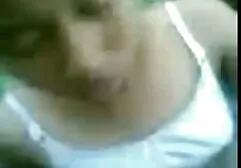 El hombre cogió a la videos de incesto familiar chica masturbándose y la pasó a una mamada