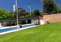Madre se quitó los pantalones cortos y muestra su culo en prono familia púrpura