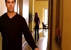 esposa de piel oscura escondiéndose del calor en la piscina inflable y el juego de culo videos porno familiar gratis