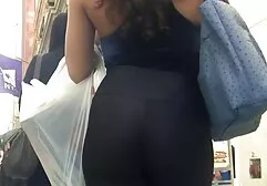 Novia brushes la culo de la orgias de incesto novio condensed en medias y diferenciales anal él