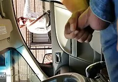 Jinete con ganas de follar Asia y insesto en la familia conducir en el ajetreo y el bullicio