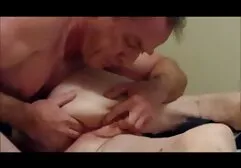 Chica acariciando su coño sexoenfamilia peludo