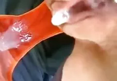Él mismo satisfecho con sus dedos en la ver porno familiar silla