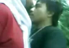 El hombre de Entretenimiento de registro con la porno hentai familia prostituta delante de la cámara