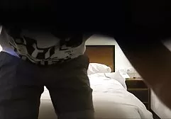 Un agente en la calle atrae a una chica para obtener dinero tube porno familia
