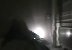 Chica chupando su novio a través de los pantalones vaqueros imcesto familiar volar