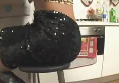 Estudiante de aceite de pollo para un cliente en la noche familia xxxx del masajista
