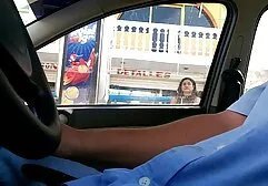Mujer madura con videos pornos entre parientes falda corta acariciando su coño