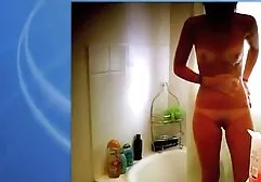 En sábanas blancas, una videos de xxx familia chica sin bragas vagina masturbación con un vibrador