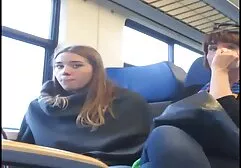 Chica negra con gafas chupando y escondiéndose con su novio en familia porno tube la cama