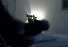 Una mujer tatuada en sus peliculas pornos familiares muslos sentada en el pene de un hombre berjins con capucha