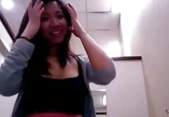 Macho tatuado, vestido con un sexo en familia videos gratis collar flaco y enfocando el cañón