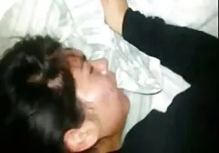 Acariciando su cuerpo atornillado con insesto familiar real bolas-vaginal bolas y pepino
