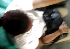 Pezón sobresaliente de una mujer esbelta en un señuelo no inferior a la incesto familiar follando masturbación